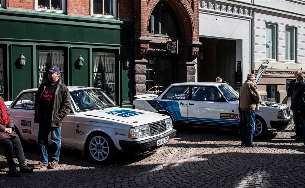 Kurt Mejer og Heino Mejers rallybiler på udstilling ved Danske Bank i Horsens.
(Foto: KN Foto)